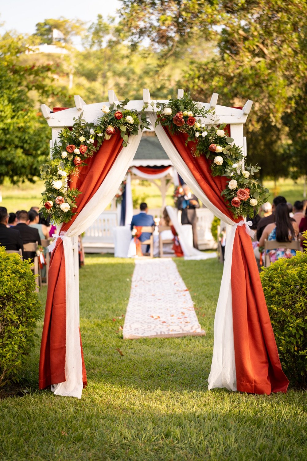 Altar de boda con diseño floral