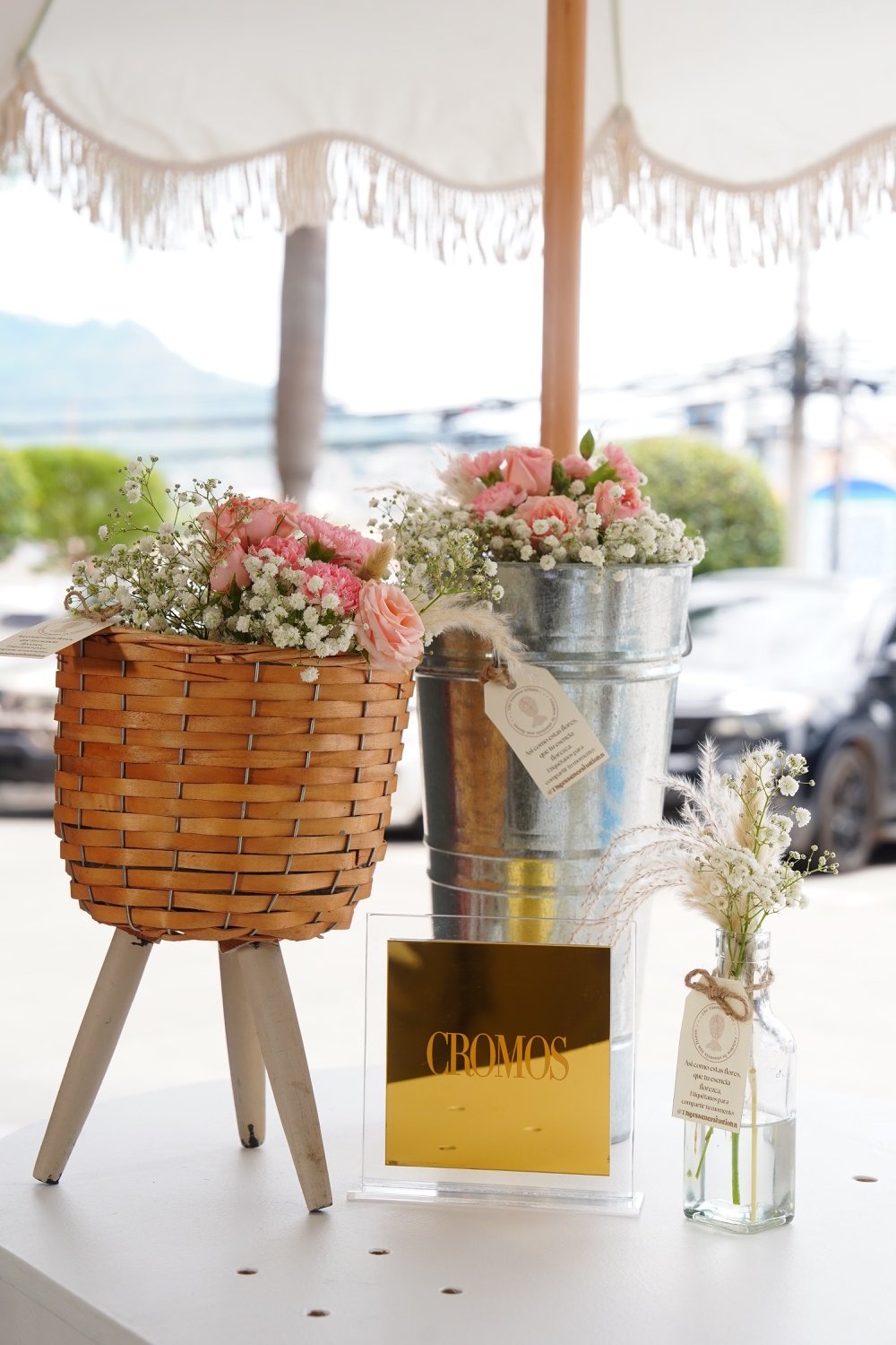 Arreglos florales en una activación de marca