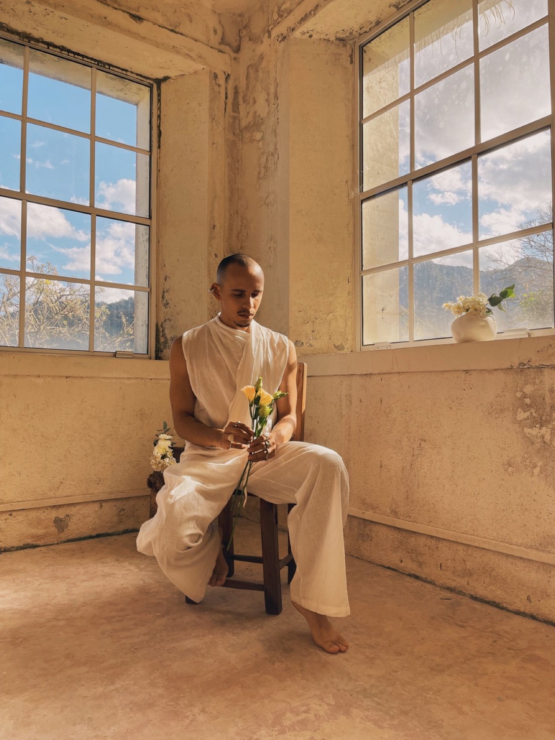 Mike Ortez, fundador y diseñador floral de The Essence Studio