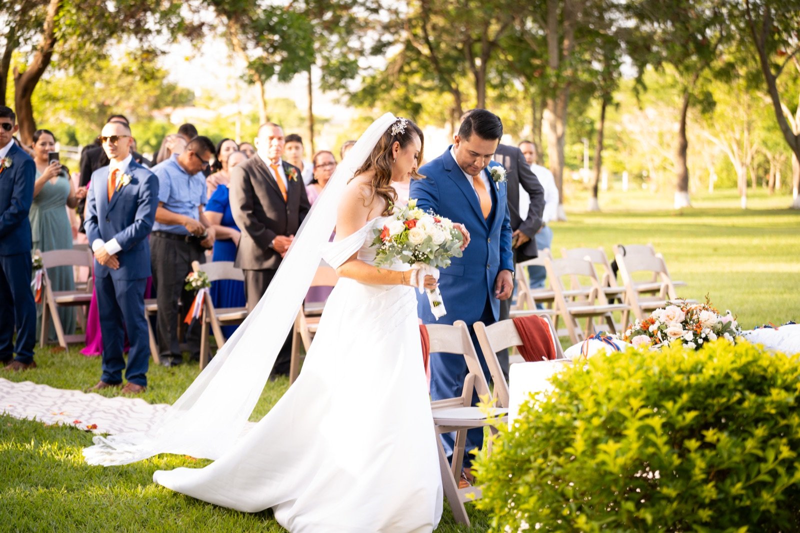 Ceremonia de boda rodeada de flores
