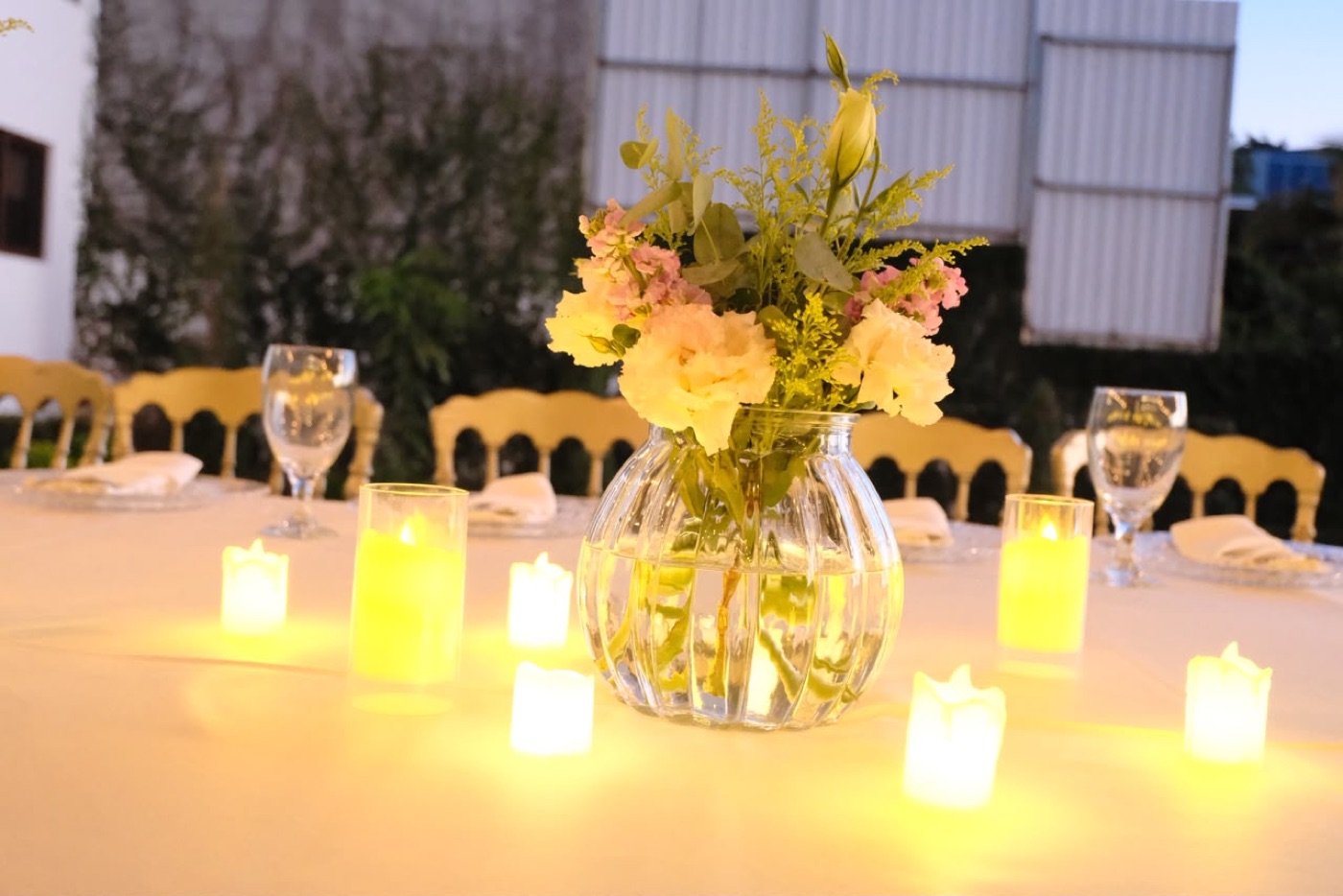 Centro de mesa floral iluminado con velas